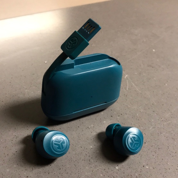 JBL wireless Bluetooth ear pods with built in charger - Picture 4 of 4